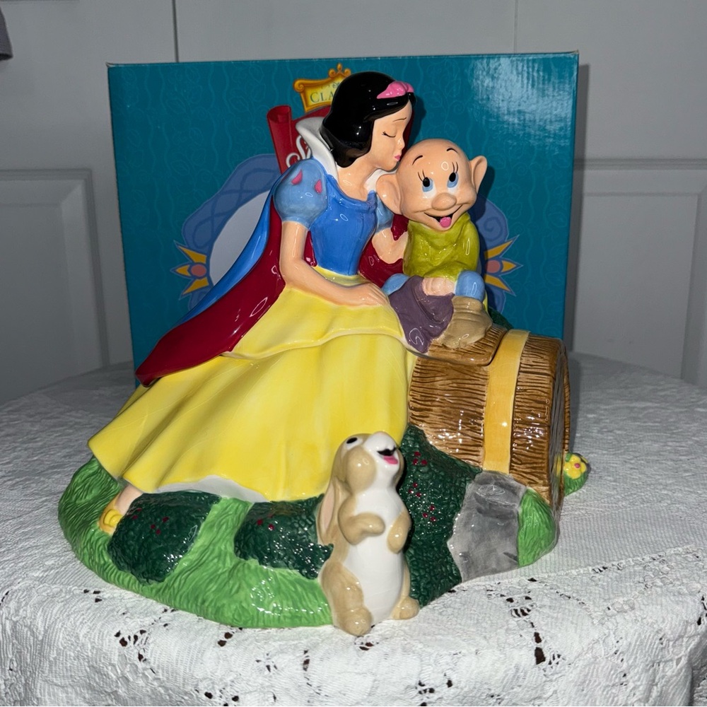 RARE Vintage Disney Treasure Craft Snow White kissing Dopey Cookie Jar‎ w/box